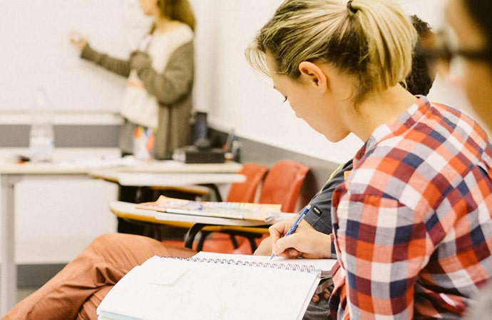 Jeune femme dans un cours d'espagnol du soir à Barcelone à l'Escuela Mediterráneo