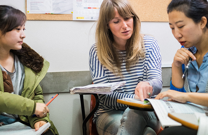 Studenten in einem Spanisch Langzeitkurs in Barcelona in der Escuela Mediterráneo